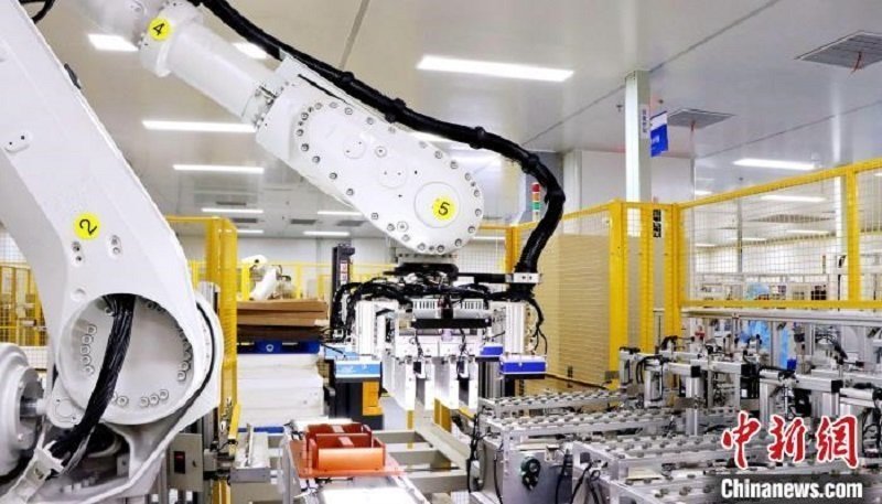 圖為資料圖，海辰儲(chǔ)能自動(dòng)分檔打包機(jī)器人。?曾欣平供圖